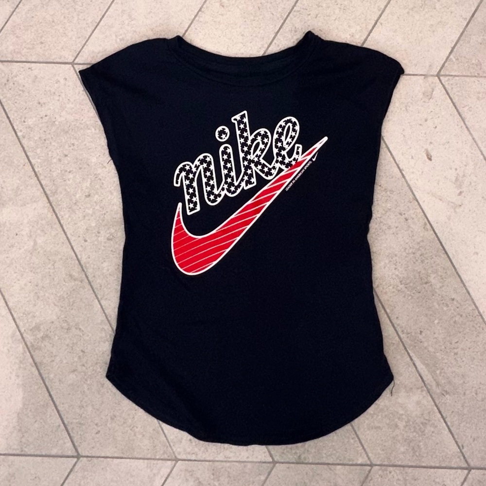 Nike girls patriotic t shirt Small 5-6 years